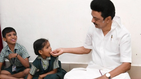 ஊட்டி விட்ட முதல்வர் ஸ்டாலின் 