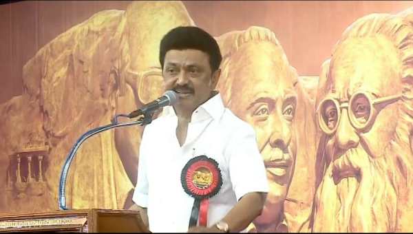 வச்ச கண் வாங்காமல் பார்த்த முதல்வர் 