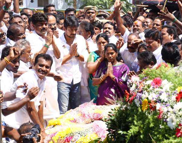 நினைவிடத்தில் அஞ்சலி நினைவிடத்தில் அஞ்சலி