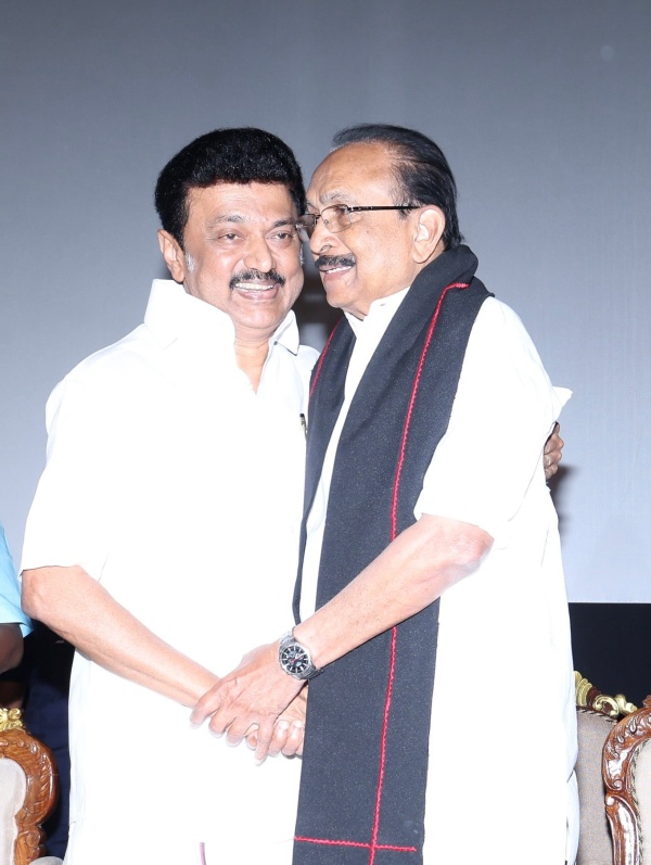 படிக்காமலேயே கையெழுத்து போட்டார்