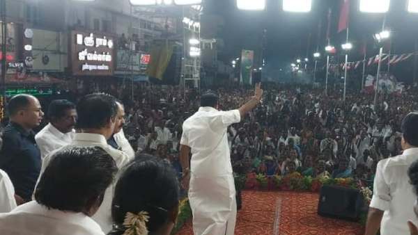 டெய்லர் வீட்டிலும் 