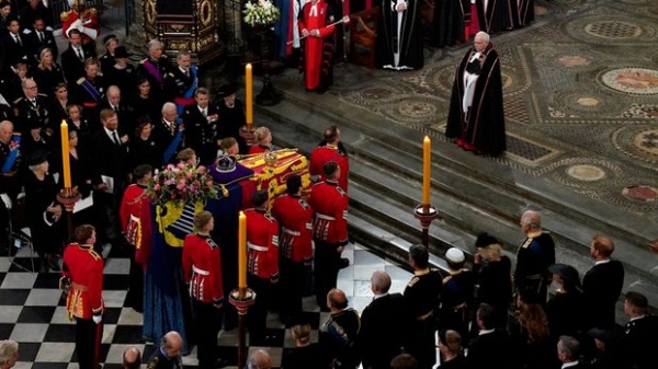 வெளியேறிய அரசு குடும்பம்