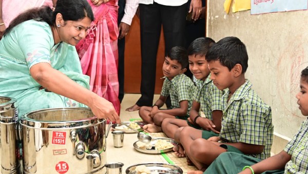 அமர்ந்து சாப்பிட்டார் அமர்ந்து சாப்பிட்டார்