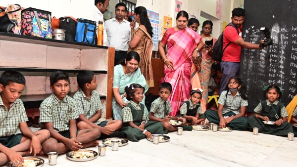 உணவு பரிமாறினார் உணவு பரிமாறினார்