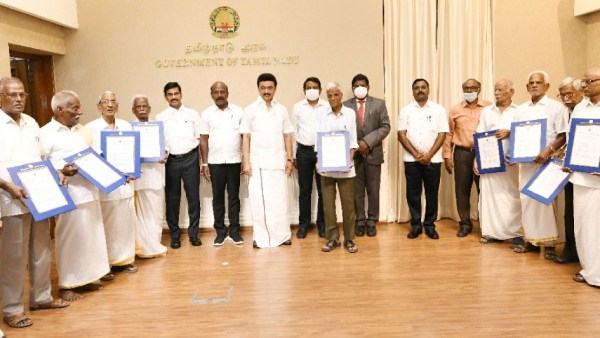 முதல்வர் வழங்கினார் முதல்வர் வழங்கினார்