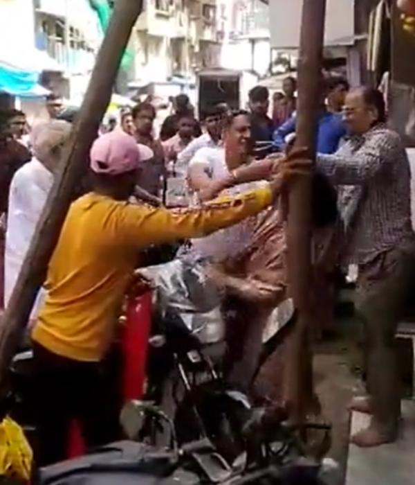  போலீசில் புகார்