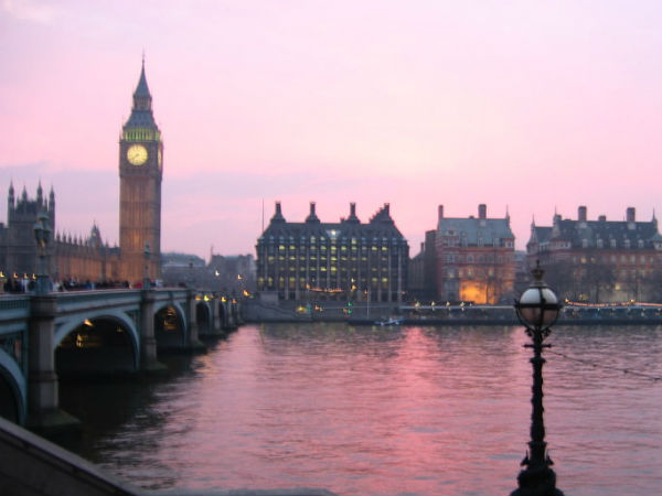 கப்பலை மீட்க முயற்சி... கப்பலை மீட்க முயற்சி...