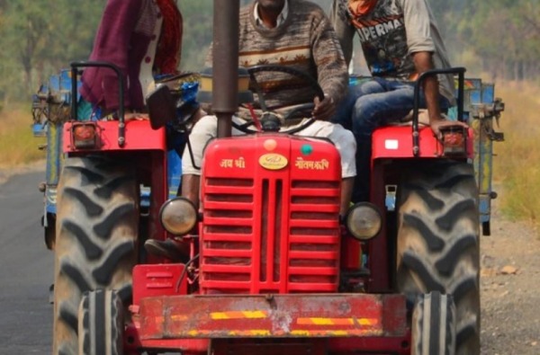 கடன் பெற்று டிராக்டர் வாங்கிய விவசாயி 