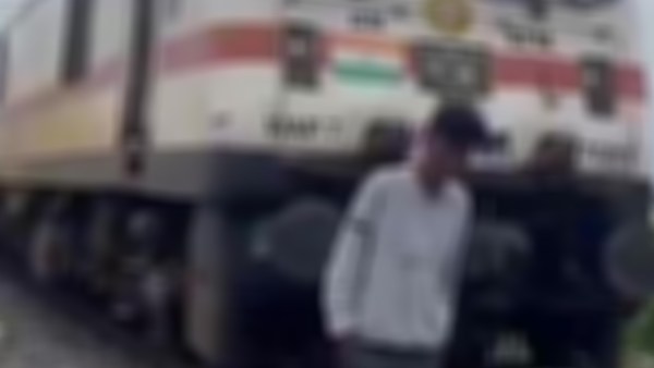  மோதியது ரயில் 