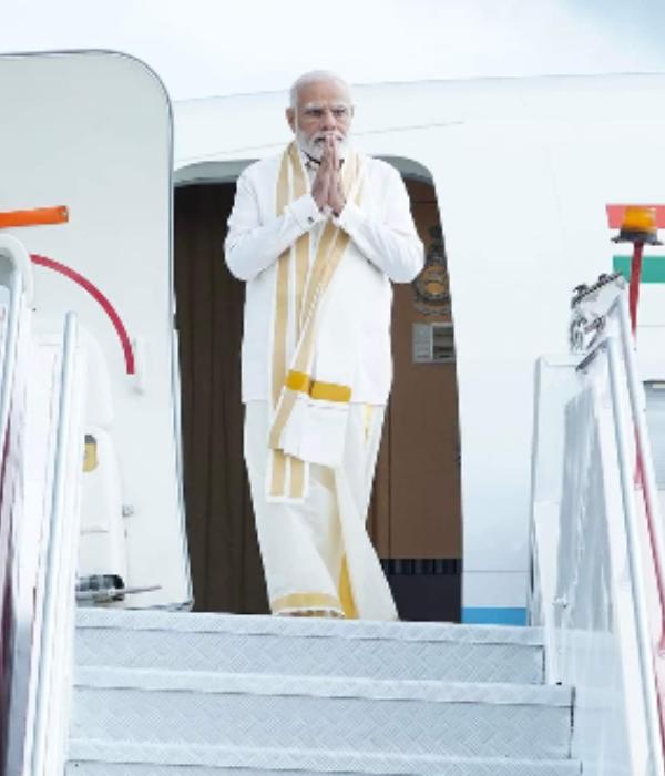  போர்க்கப்பலை அர்ப்பணிக்கும் பிரதமர் 