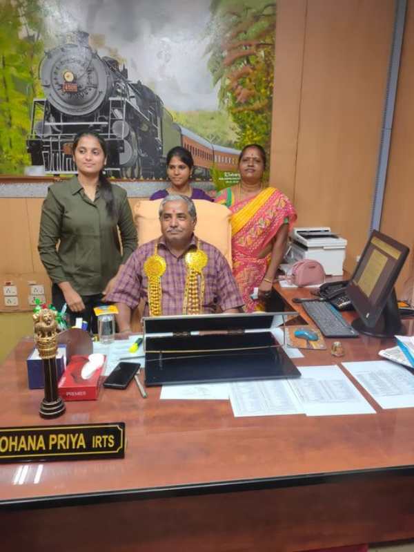 ரயில்வே அலுவலக ஊழியர் 