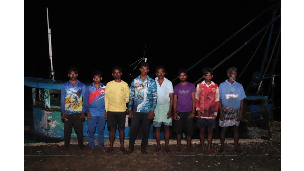  8 தமிழக மீனவர்கள் கைது 