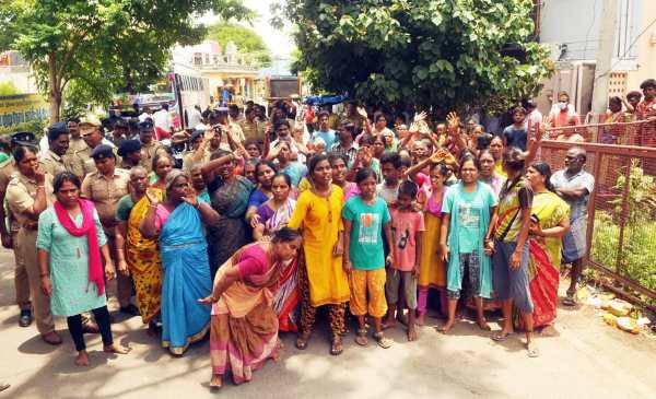 பேருந்துகளில் ஏற்றப்பட்ட மக்கள் 