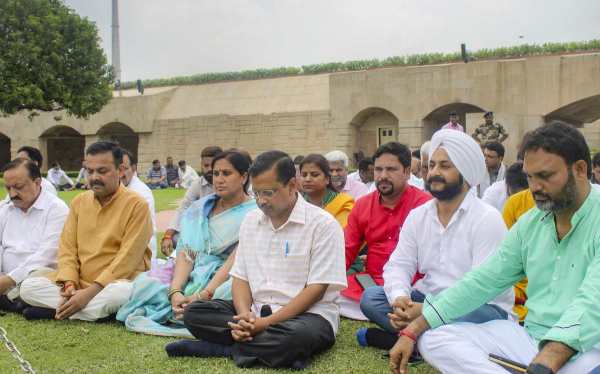 பஞ்சாபில் ஆட்சிக் கவிழ்ப்பில் ஈடுபட.. பஞ்சாபில் ஆட்சிக் கவிழ்ப்பில் ஈடுபட..