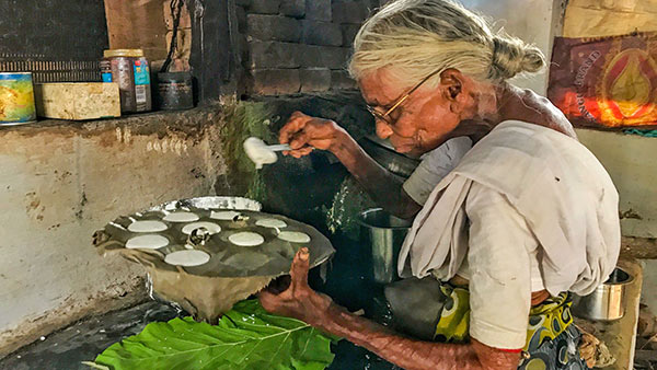 பசியாற்றும் பாட்டி 