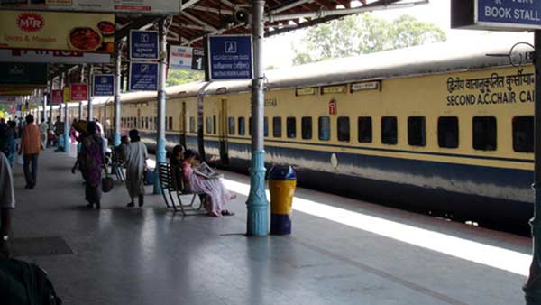 பஸ்-ரயில்களில் கூட்டம் பஸ்-ரயில்களில் கூட்டம்