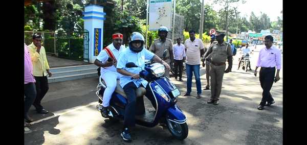 ஸ்கூட்டரில் சென்றார் 