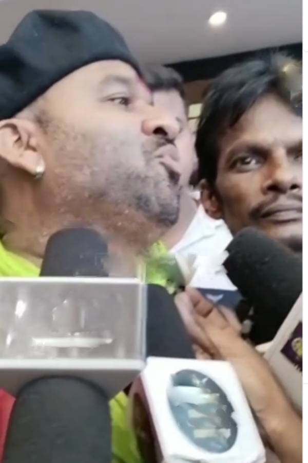 அடுத்த ஐபோனுக்கு அடிபோடுறாரோ