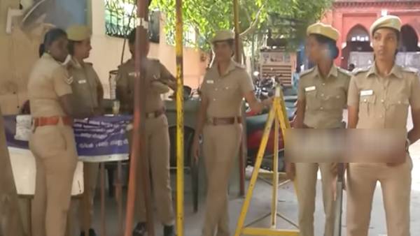 மடக்கி பிடித்த பெண் போலீஸார்