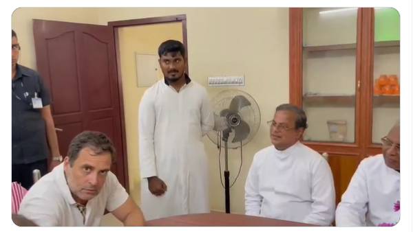 ராகுல் காந்தி பாதிரியார் சந்திப்பு 