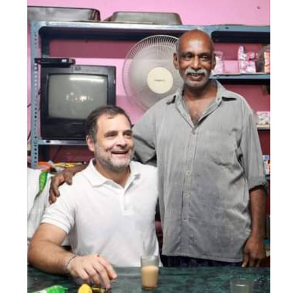 எளிமையாக இருந்தார் எளிமையாக இருந்தார்