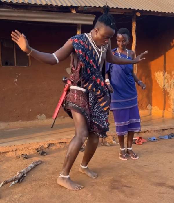 குச்சியுடன் டான்ஸ் 