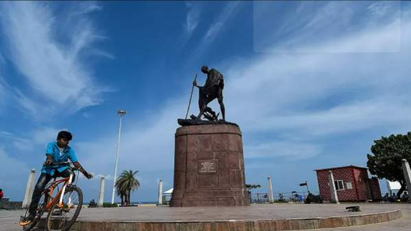  காந்தி சிலை அகற்றப்படுகிறது