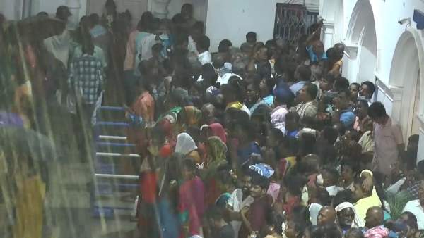 கொட்டும் மழையில் பக்தர்கள்