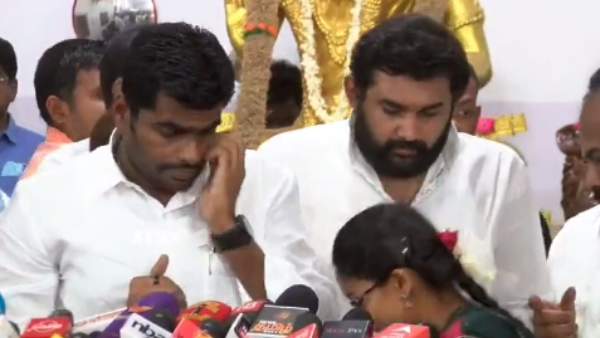 அண்ணாமலை காலில் விழுந்த மாணவி 