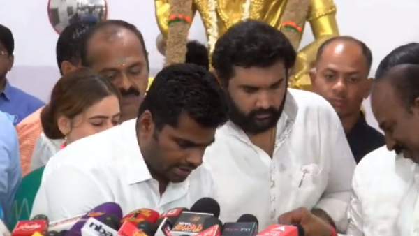 மாணவி உதவி மாணவி உதவி