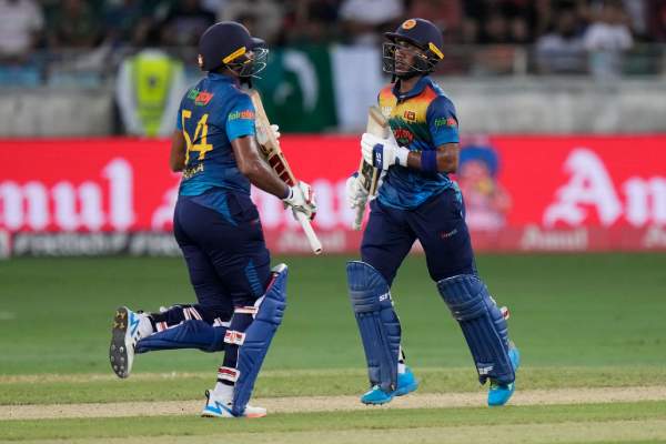 அடுத்தடுத்து அவுட் அடுத்தடுத்து அவுட்