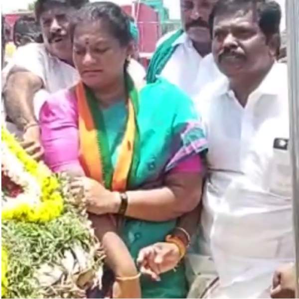 பரமக்குடியில் திரண்ட அரசியல் கட்சியினர் பரமக்குடியில் திரண்ட அரசியல் கட்சியினர்