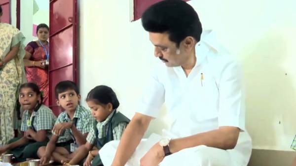 மாணவர்களுடன் முதல்வர் பேச்சு 