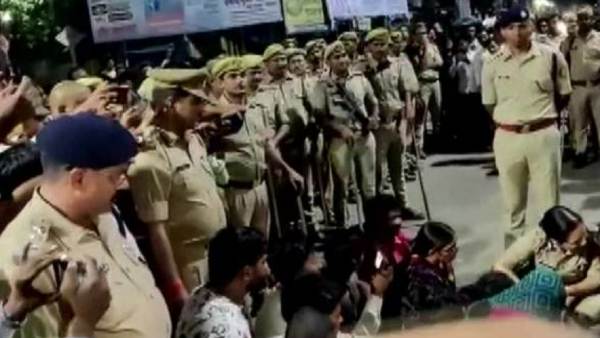 எதிர்க்கட்சிகள் விமர்சனம் எதிர்க்கட்சிகள் விமர்சனம்