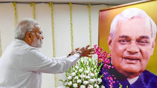 வாவாஜ்பாய்- நரேந்திர மோடி 