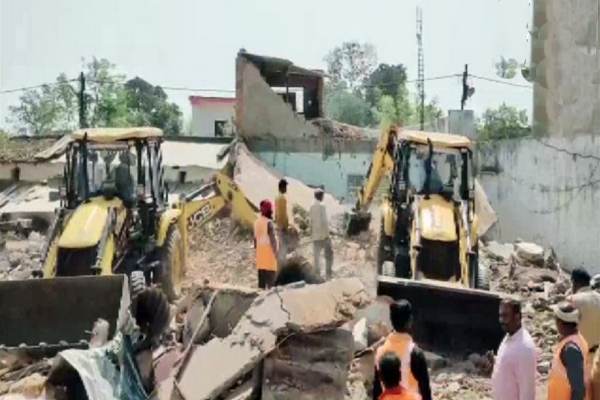 3 பேரின் வீடுகள் இடிப்பு 3 பேரின் வீடுகள் இடிப்பு