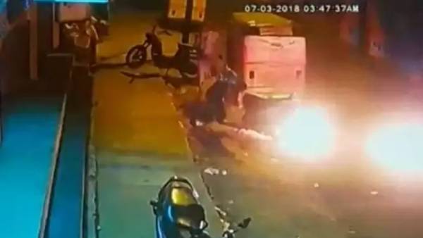 கோவையில் துவங்கிய பெட்ரோல் குண்டு வீச்சு 