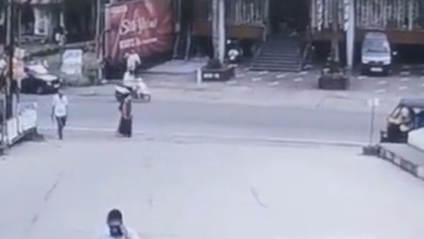 அதீத கவனத்துடன் செல்ல வேண்டும் 