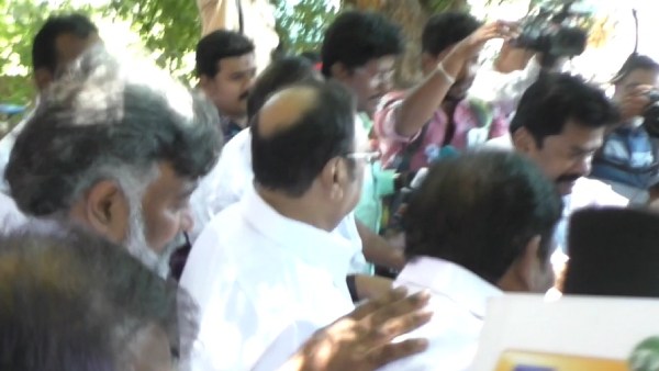 உதவிகள் உதவிகள்