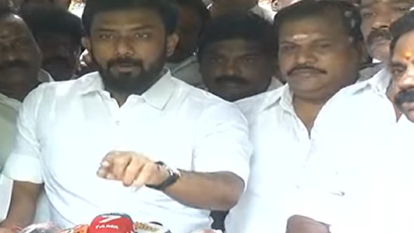  நினைவிடத்தில் அஞ்சலி 