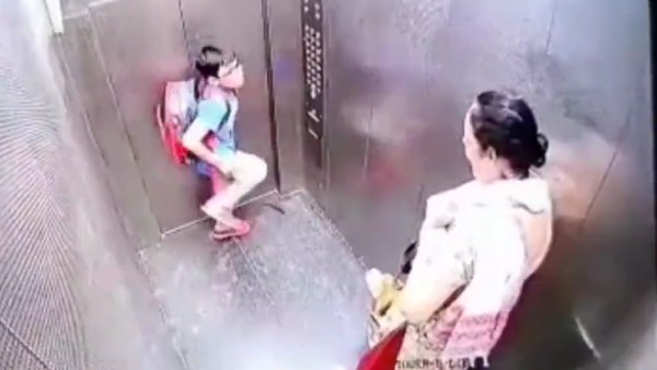 நாயை அழைத்து செல்லும் பெண் 