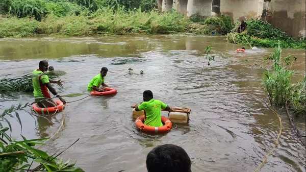 Dindigul: Car with 6 People caught in flood rescued by Police Dindigul: Car with 6 People caught in flood rescued by Police