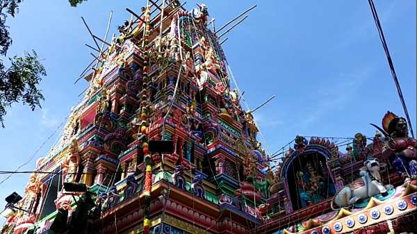 கொடியசைத்த துர்கா 