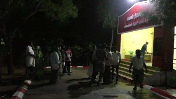 காவல் நிலையத்தில் கணவர்