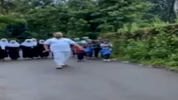 துப்பாக்கியுடன் வலம் 