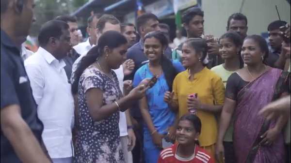  ஓடி வந்த பெண்கள்