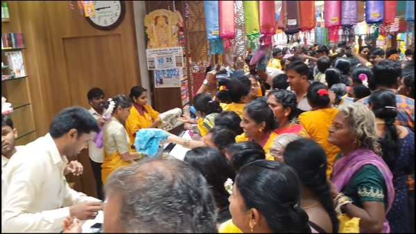 ஒரு ரூபாய்க்கு புடவை 