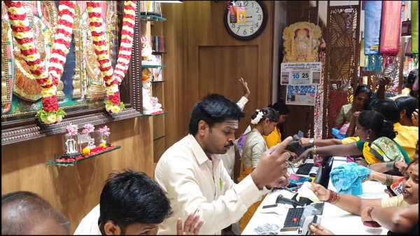  துணிக்கடை விளம்பரம் 