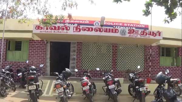 இளம்பெண் இளம்பெண்