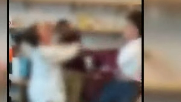 வகுப்பறையிலேயே சண்டை 